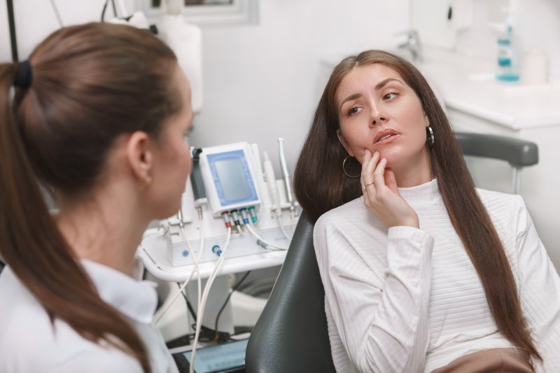 patient with a dental emergency and a female dentist